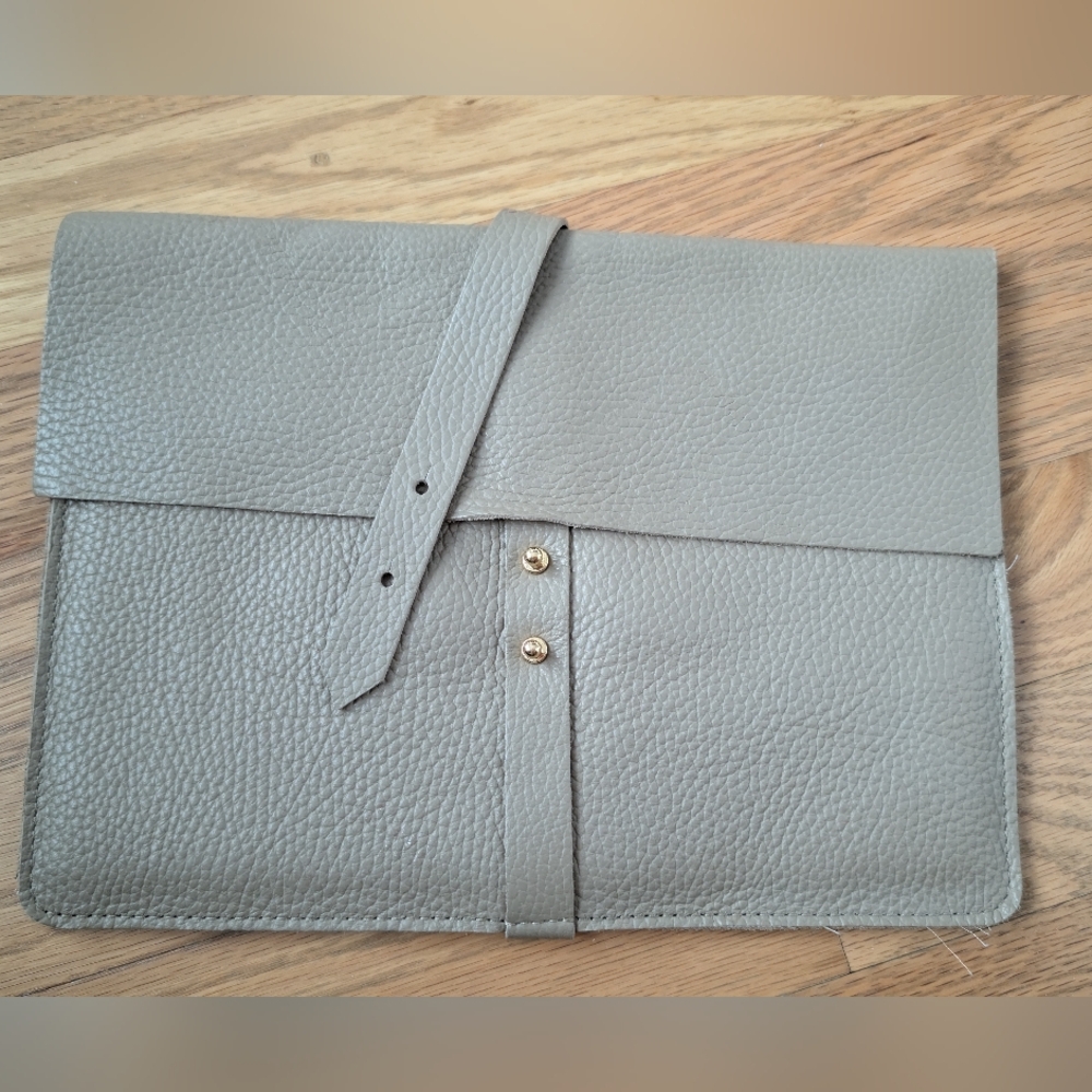 Cuyana taupe pebble leather clutch